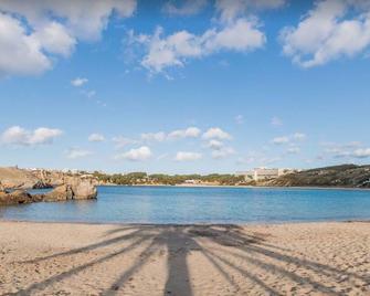 Tranquil apartment with gorgeous sea views. 4 minutes walk to beach & amenities. - Arenal d'en Castell - Playa