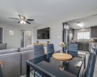 3 Bedroom near Rivers Casino! - Portsmouth - Dining room