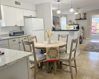 Caloosahatchee Hideaway I, freshly updated, Family Friendly, Waterfront Home - Fort Myers - Cocina
