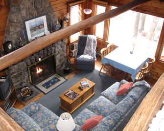 Idyllic Waterfront Log Cabin in Wayne Co - Lakeville - Living room