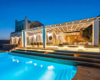 Stunning villa surrounded by lush greenery - Madrid - Piscina