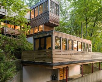 Huge Mid Century Beach Home w/Beach Access - Holland - Building