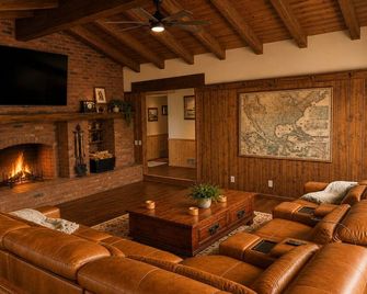 Perfect Family Getaway! 4br/4ba Home W/ Private Pool - Jamul - Living room