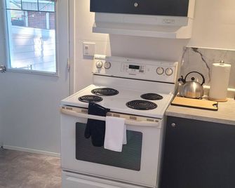 Cozy quiet place next to hwy smart tv+wifi+netflix - Edmundston - Keuken