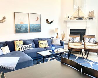 Salty Pause: Dog-Friendly Townhome 3 Blocks from the Beach! - Avalon - Sala de estar