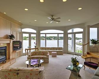 Elegant Riverfront Home w/ Expansive Views - Point Pleasant - Sala de estar