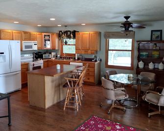 Charity - Upper Silver Lake Vacation Cabin - Mears - Kitchen