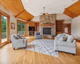 Hidden Waterfront Luxury Oasis with 9-Acre Pond home - Sandston - Living room