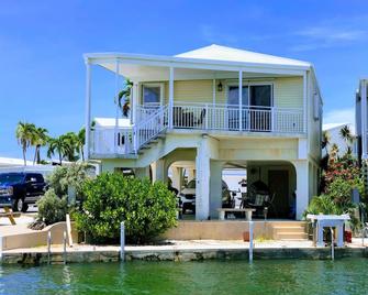 Ocean Paradise At Venture Out + 4 Bikes & 2-2 Person Kayaks! King & Queen Beds! - Summerland Key - Edificio