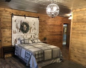 Lots of beds huge deck and a short walk to the lake. Spoonbill season specials - Cape Fair - Bedroom