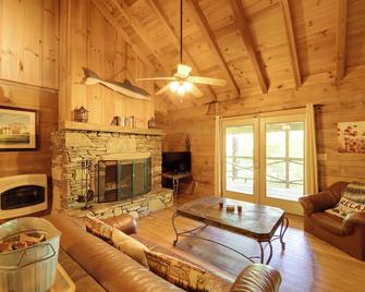 Winter Hiking and Hot Tub Soaks! Marion Mtn Cabin - Marion - Huiskamer