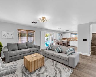 Allure Home with Pool and Sauna - Summerlin South - Living room