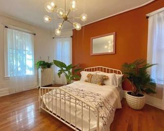 Lavish, photoshoot ready 3-bedroom home w/ patio. - Bronx - Habitación