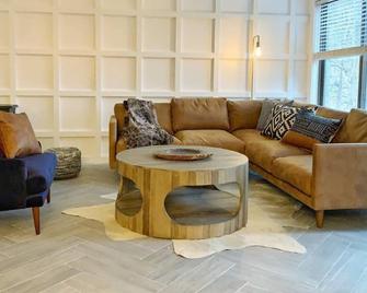 Luxe 10 guest Cabin/Skiing/Pools/Tennis/Gym/Hiking - McAfee - Living room