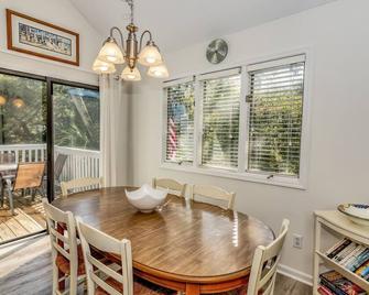 Condo with community pool and balcony with forest view, recently renovated - Bald Head Island - Dining room
