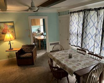 Historic Beach Side Getaway - Pet Friendly, Wi-Fi, Just Steps to the Beach - Norfolk - Dining room