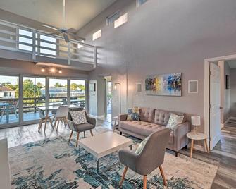 Modern Marco Island Retreat with Private Pool! - Marco Island - Wohnzimmer