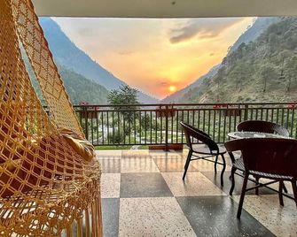Mashru Riverside Estate - Gushaini - Balcony