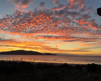 SEABREEZE@Longshore: heated swimming pool, spa, tennis court, 1 minute to beach - Paraparaumu - Außenansicht