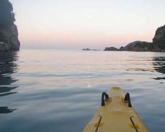 Pet friendly yard, great Sea Views and just across the road from Tata Beach - Pohara - Piscina