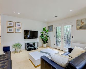 Santana Row Garden Retreat Private Executive Residence with Koi Pond and Waterfall Walk to Santana Row Valley Fair Dining and Shopping Private Entrance - San Jose - Sala de estar