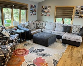 4 bedroom Richmond lake house getaway - Aberdeen - Living room