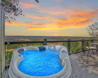 Breathtaking Views and Cozy Hot Tub - Charming Romantic Retreat - Wimberley - Balcón