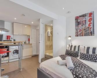 Artist Studio - Super Central Brighton - Sleeps 2/3 guests - Free Wifi - Hove - Bedroom