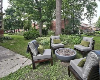 The Butchart Estate: heritage mansion by Georgian Bay - Owen Sound - Patio