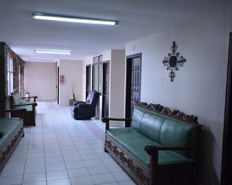 هوتل سويتس ديل سول - تيجوانا - غرفة معيشة