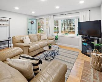 New - Cozy Cape Cod Family Getaway ~ A/C ~ Screened Porch - Dennis - Living room