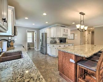 Lakefront 'Rest-Ashored' Home w/ Private Dock! - Eddyville - Cocina