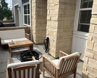 Spacious, upgraded 3 bedroom townhome - Santa Clarita - Patio