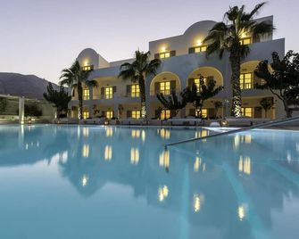 Hotel 28 - פירה - בריכה