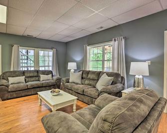 The B Haus Lakefront Retreat with Boat Ramp! - Pell City - Huiskamer