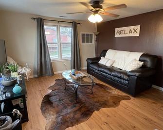Vacation Home in the heart of eminence - Eminence - Living room