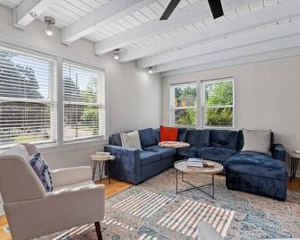 Home and Guest Home in Historic Oakwood - Raleigh - Living room