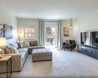 Modern Family-Friendly Condo - minutes to US 95 and downtown Coeur d'Alene - Coeur d'Alene - Living room