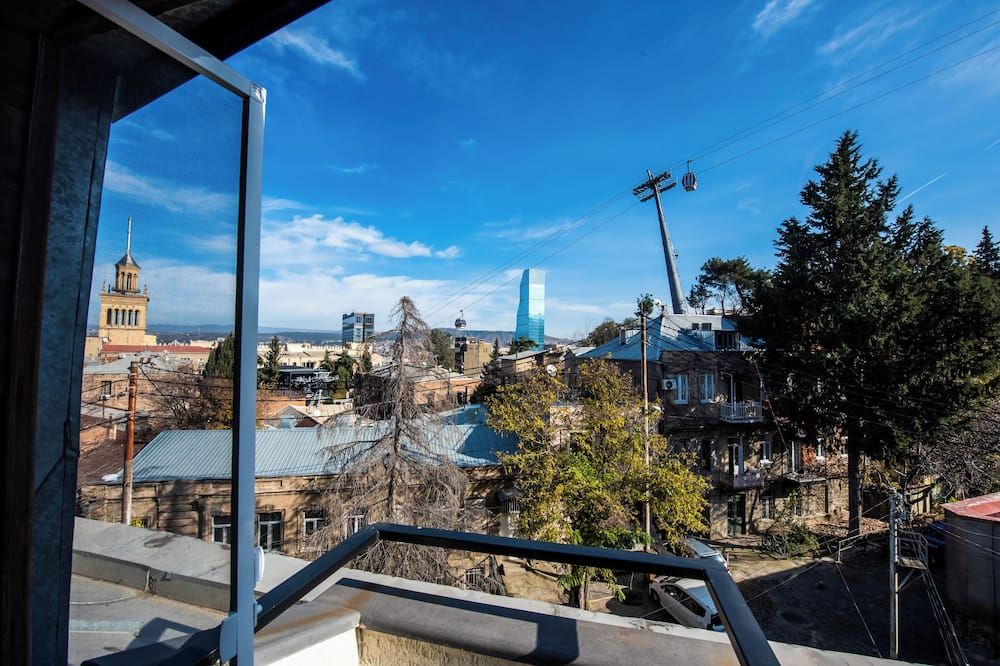 فندق شاين في حي روستافيلي - تبليسي - شرفة