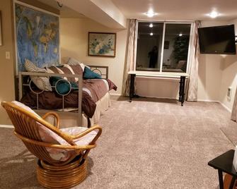 Country Feel, W/ All Amenities, Close To Winery, Restaurants, Shops, & Freeway! - Federal Way - Living room