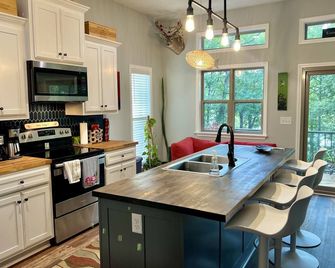 Happy Bend Hideaway with Lake Front View & Access - Clinton - Kitchen
