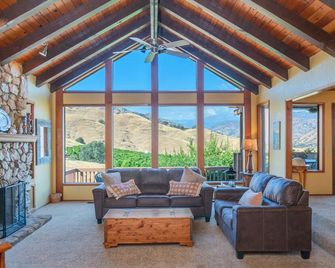 Ranch Getaway in the foothills of the Sierras - Springville - Living room