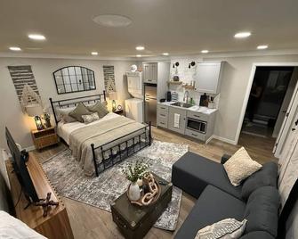 Charming apartment in Delta all in walking distance to coffee shops and dining. - Delta - Quarto