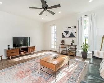 Entire Downtown Hammond Condo 2 Bed, 2 Bath - Hammond - Living room
