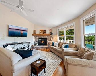 The Goat and Cherry - 4BR Home, Hot Tub, Fire Pit, Dogs & Near Downtown - Sister Bay - Living room