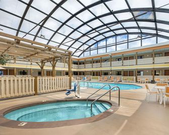 Best Western Plus Dubuque Hotel & Conference Center - Dubuque - Piscina