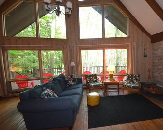 Classic 'up north' Big Glen cottage nestled by trees. Dog friendly. - Glen Arbor - Sala de estar