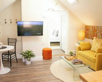 Sunny Spot with Private Parking. - South Portland - Living room