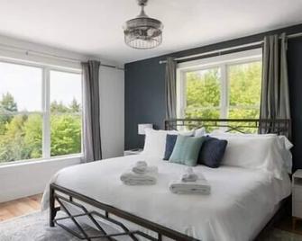 Luxurious 5BR w/ Hot Tub, Close to Loon Mountain - Campton - Habitación