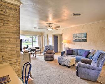 Ranch-Style Cottage - 2 Miles to Philbrook Museum! - Tulsa - Living room
